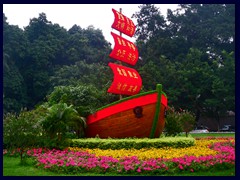 Martyr's Park was built in 1954 to commemorate martyrs who died bravely for the communist party. It has a cemetary and many monuments, like the Uprising Monument. It is nowadays surrounded by Yuexiu's skyscrapers and shopping malls.